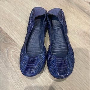 Tory Burch Blue Snakeskin Flats EUC 7